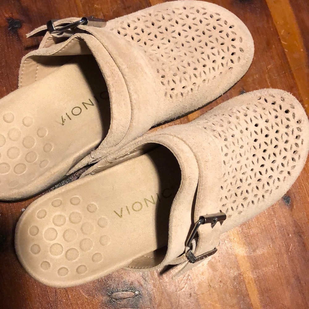 Clearance- moving must sell. Vionic Rest Moca Mule Suede Nude